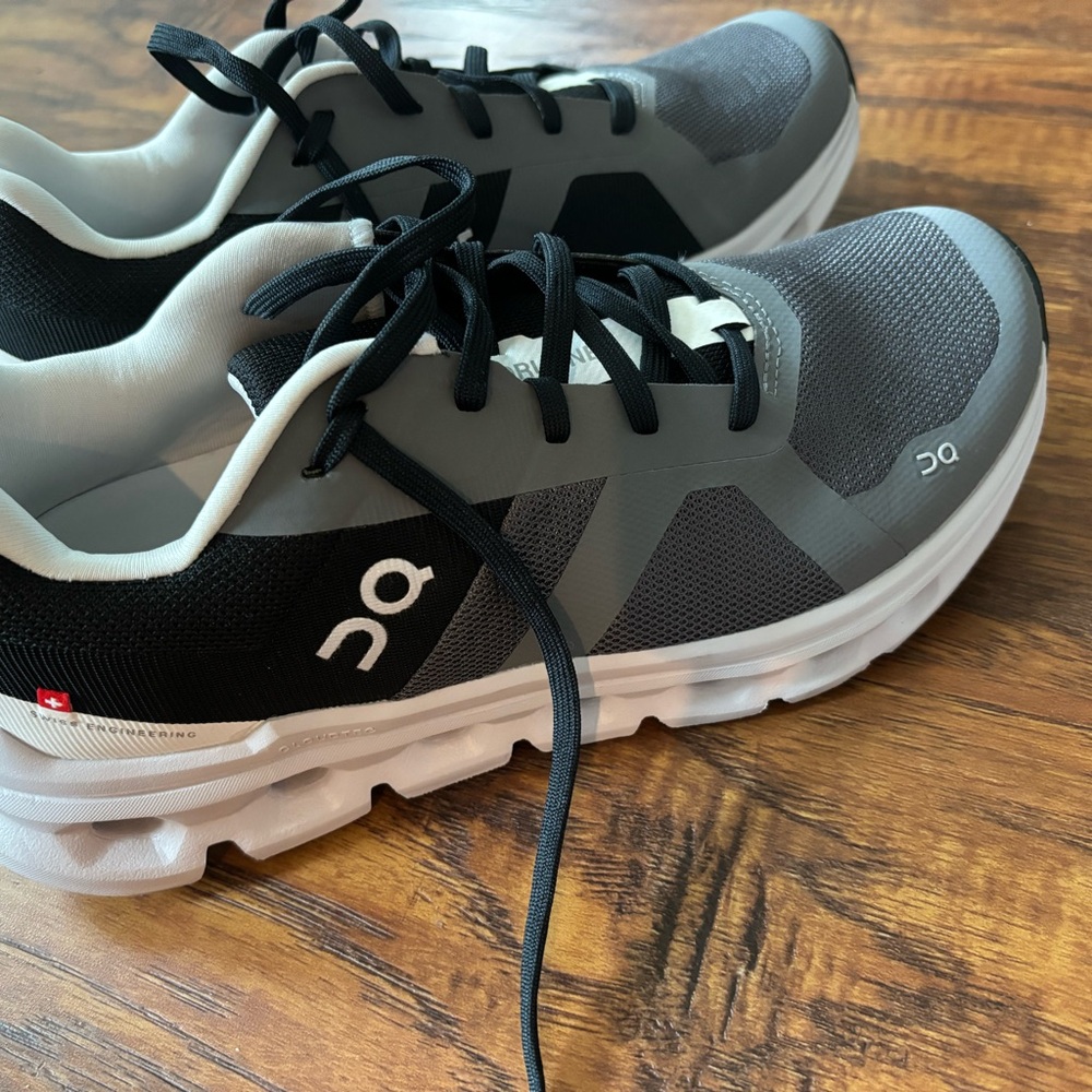 Cloud runner tennis shoes